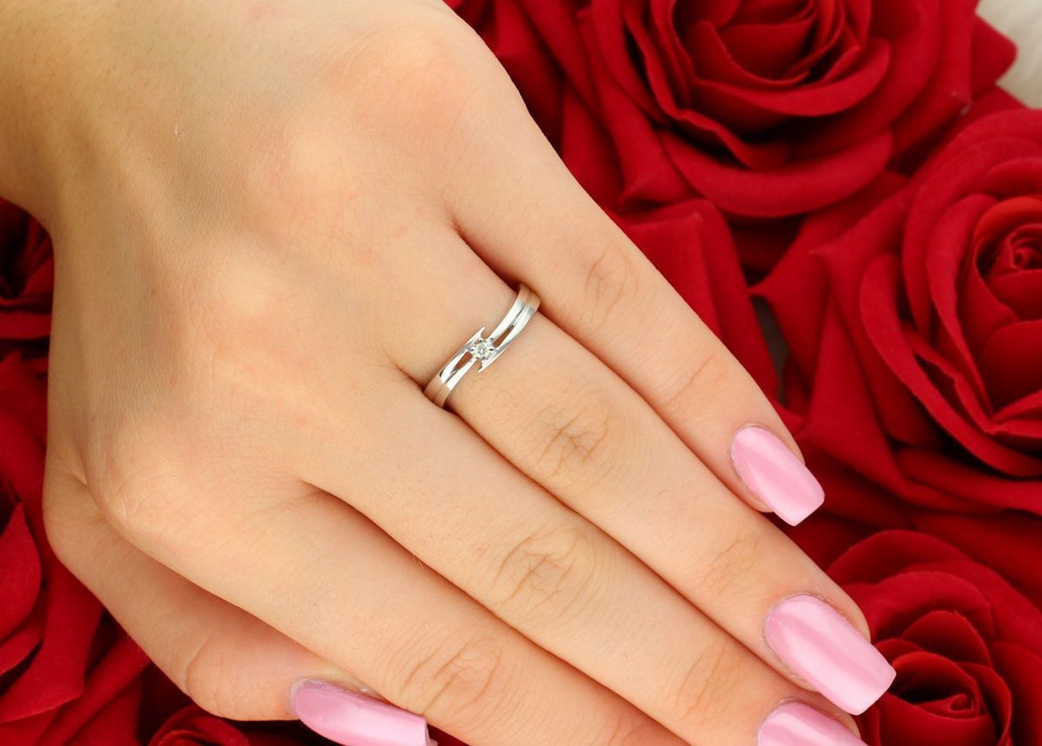 Elegancki pierścionek z białego złota próby 585 ozdobiony brylantem 0,03 ct, czystość SI1, barwa J. Certyfikat autentyczności. Idealny na prezent.1.jpg